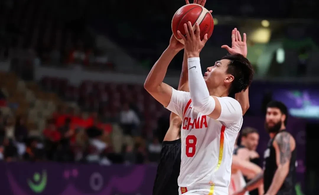 爱游戏登录入口 -清晨尼斯备战CBA季后赛，防线松动细节曝光，媒体盛赞，训练强度明显提升 